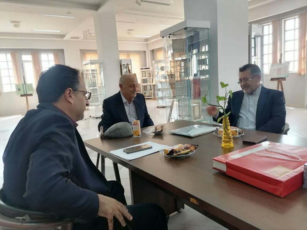 اهداء روگرفت اسناد تاریخی خاندان بیگلری به مرکز مطالعات تاریخی دانشگاه رازی